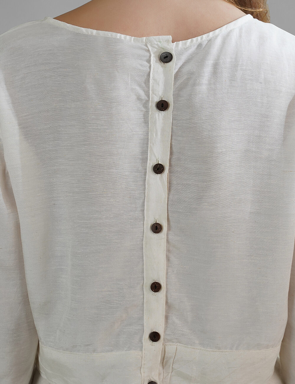 Back Button Crop Top in Cotton Linen and Viscose Blend - Image 4