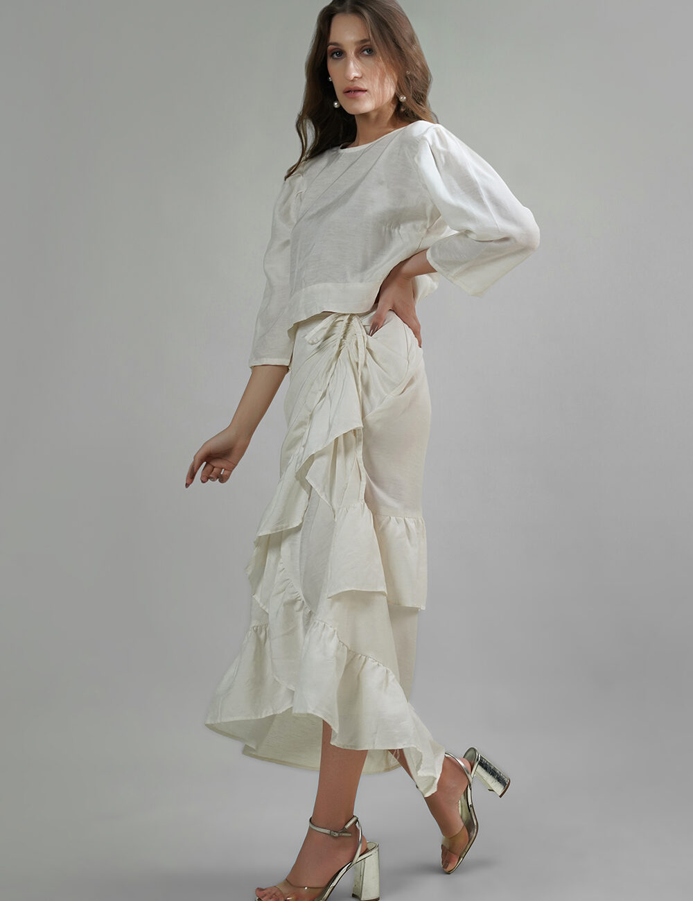 Back Button Crop Top in Cotton Linen and Viscose Blend - Image 5